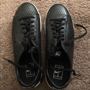 NIKE WOMEN’s Black Shoes